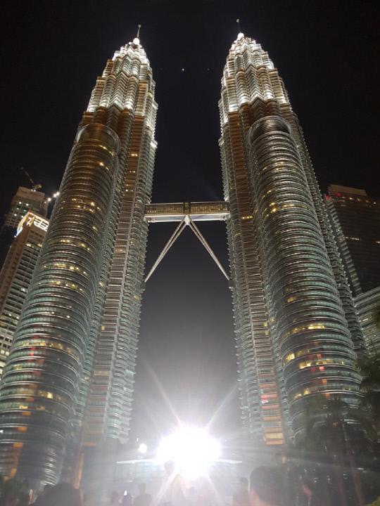 말레이시아 쿠알라룸푸르 중심에 있는 페트로나스 트윈타워(Petronas Twin Tower). 88층 높이의 쌍둥이 빌딩으로 말레이시아가 2020년에 선진국에 합류한다는 비전2020 계획을 상징하는 건물이다. 사진=성희제 기자
