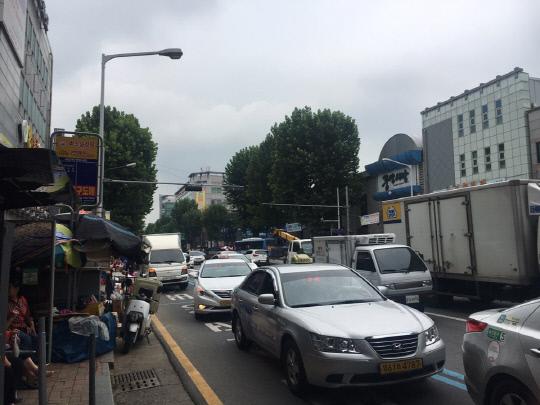 6일 대전역네거리 버스정류장 앞 버스전용차로를 불법주정차 택시들이 점령하고 있다. 조수연 수습기자
