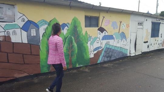 철도관사에 살고 있다던 한 주민이 대동천변에 그려진 벽화를 보며 걸어가고 있다. 이호창 기자

