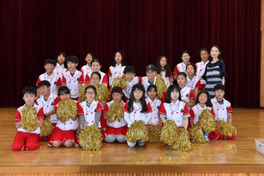 궁남초등학교 합창반 25명은 `제9회 충남 119소방동요 경연대회` 참가를 위해 더운 날씨에도 불구하고 노래와 안무 연습에 막바지 노력을 다하고 있다.
