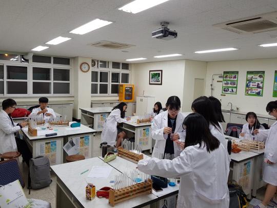학생들이 과학실에서 실험을 해보고 있다. 신탄진고 제공

