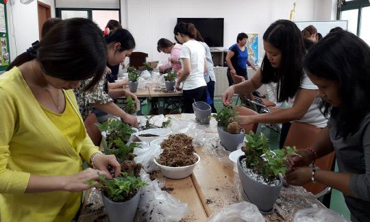 지난 15일 오후 진행된 다문화여성지원 자조모임에서 다문화 여성들이 식물이끼로 동물 모양 등을 만드는 `토피어리` 만들기 체험을 하고 있다. 사진=예산군 제공
