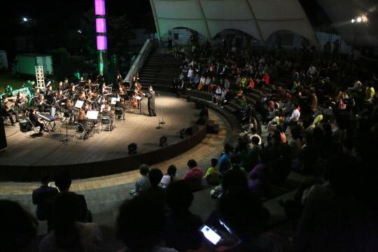 14일 영동군 영동읍 매천리 용두공원 야외공연장에서 `해설이 있는 음악여행`이라는 주제로 작은 콘서트가 열렸다. 사진=영동군 제공.
