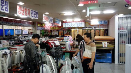대전 둔산전자타운에서 고객들이 가전제품을 살피고 있다. 사진 = 둔산전자타운 상가번영회 제공 
