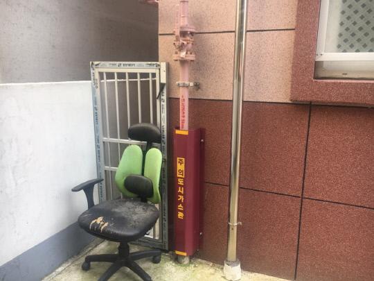 18일 대전시 유성구 궁동 대학가 원룸촌. 배출 스티커가 없는 낡은 의자 등 폐가구가 버젓이 버려져 있다. 조수연 수습기자
