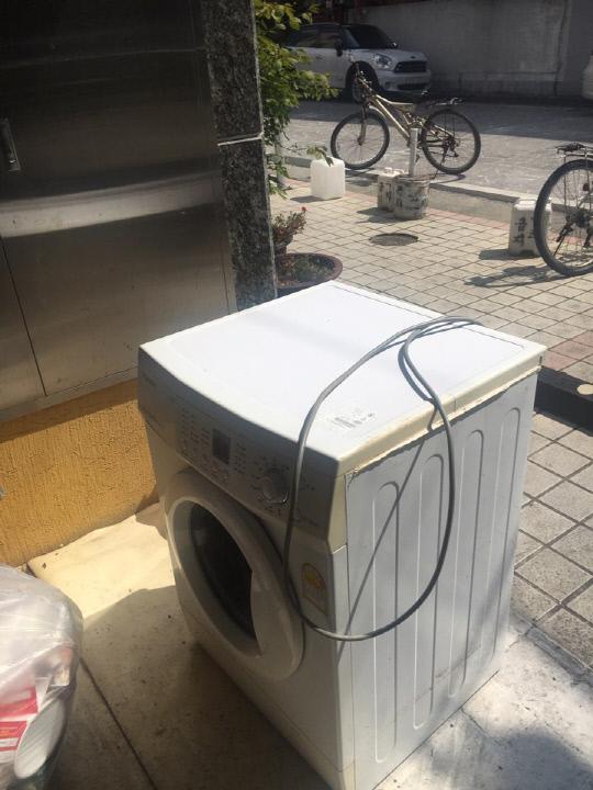 18일 대전시 유성구 궁동 대학가 원룸촌. 배출 스티커가 없는 세탁기 등 폐가구가 버젓이 버려져 있다. 조수연 수습기자

