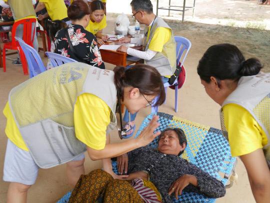 지난달 27일부터 지난 1일까지 캄보디아에서 의료봉사 활동을 펼친 충남 해외의료봉사단의 관계자가 현지 주민을 진찰하고 있다. 사진=충남도 제공
