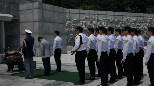 운산공고 군특성화반 학생들이 지난 6월 8일 대전 현충원을 찾아 참배를 하고 있다. 사진=운산공고 제공
