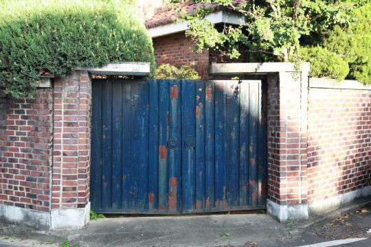 선화동 골목길 오래된 주택을 지키는 철문이 있다. 
