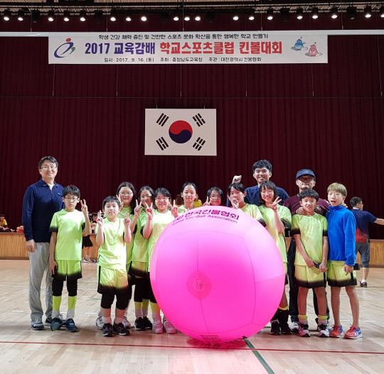 금산군 군북초등학교 여학생들이 2017학교스포츠 킨볼대회에서 우승을 차지해 충남 대표팀으로 전국대회에 출전한다. 사진=금산교육지원청 제공
