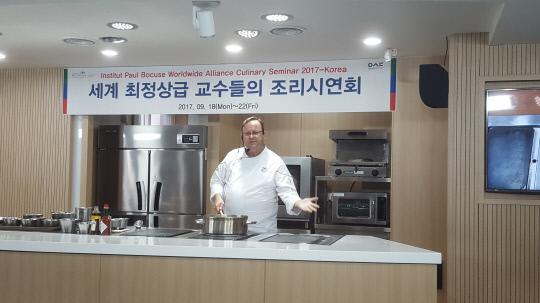 19일 장피에르 다이글 교수가 학생들에게 쿠르부용이라는 요리를 시연해보고 있다. 이호창 기자
