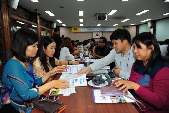 예산군은 20-21일 군청 회의실에서 `베트남 호찌민 우수기업 초청 수출상담회`를 실시했다. 호찌민 기업 관계자들과 예산 지역 기업 관계자들이 상담을 하고 있다. 사진=예산군 제공

