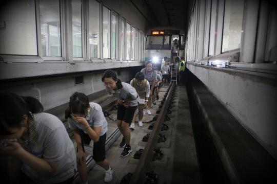 21일 안전체험열차 행사에서 학생들이 선로를 따라 대피하고 있다. 사진=대전도시철도공사 제공

