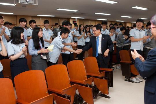 유영민 과기정통부 장관이 지난 22일 대전 대덕소프트웨어마이스터고등학교를 방문해 학생들과 악수를 나누며 격려하고 있다. 사진=과학기술정보통신부 제공
