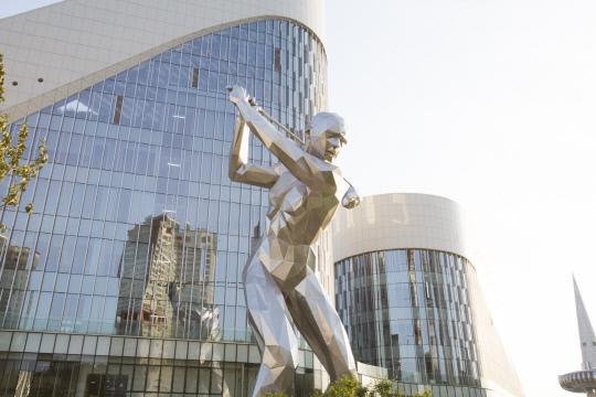지난해 대전시가 올해의 건축상 금상으로 선정한 대전 골프존 조이마루. 대형 스윙 동상이 방문객의 시선을 끌어들이고 있다. 사진=골프존 제공
