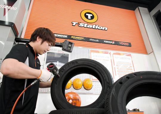 한국타이어 티스테이션 매장 직원이 타이어를 손보고 있다.
사진=한국타이어 제공
