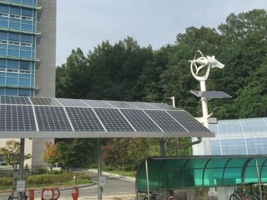 ETRI IoT연구본부 스마트에너지 그룹에서 개발한 에너지 IoT 기반 마이크로그리드 기술검증과 서비스 연동에 사용되는 태양광시스템 및 소형풍력의 모습. 사진=ETRI 제공
