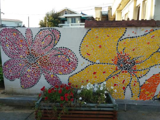 조치원읍 평리문화마을 타일벽화는 2016년 10월부터 현재까지 주민들과 문화예술가들이 합심해 만들어 가고 있다.  사진=은현탁 기자
