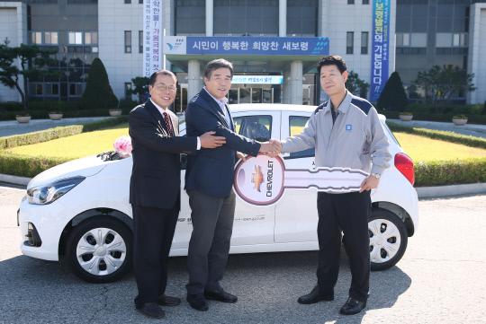 한국GM 박석곤 보령사업소 본부장(사진 오른쪽)은 지난 13일 보령시자원봉사센터에 업무용 차량을 기증했다. 사진=보령시 제공
