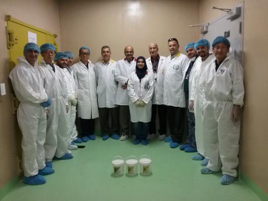 JAEC 동위원소 생산 담당자들과 한국원자력연구원 동위원소연구부원들이 요르단 연구용 원자로(JRTR) 시설에서 의료용 동위원소 첫 시험생산을 기념하고 있다. 사진=원자력연 제공
