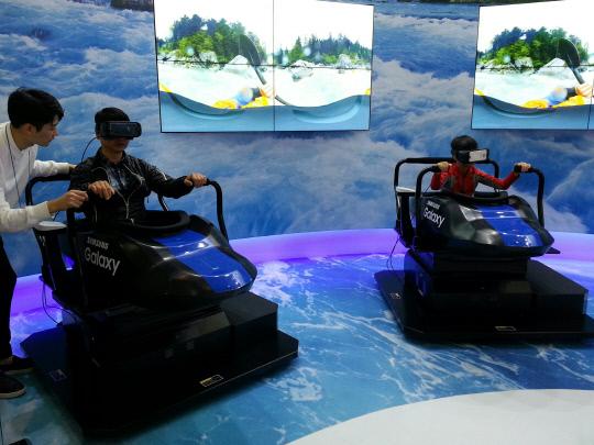 지난해 진행된 `2016 대전사이언스페스티벌`에서 4D VR 카누체험을 하고 있는 모습. 사진= 대전시 제공
