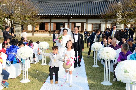 지난 17일 오후 3시 홍성군청 여하정 잔디밭에서 `2017년 제39회 군민합동결혼식`이 열렸다. 사진=홍성군 제공 
