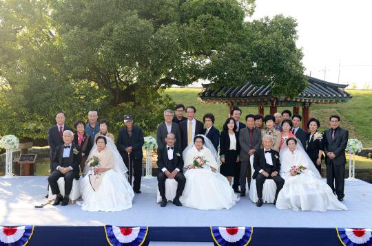 지난 17일 오후 3시 홍성군청 여하정 잔디밭에서 `2017년 제39회 군민합동결혼식`이 열렸다. 사진=홍성군 제공 
