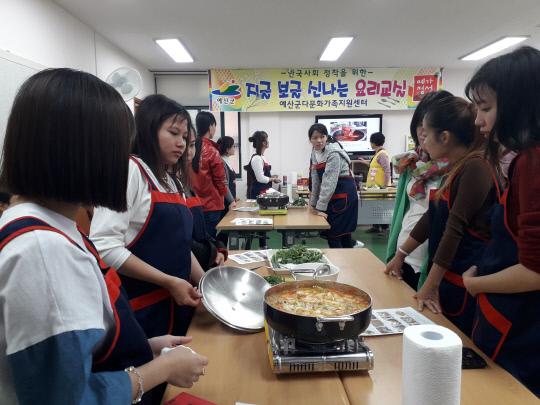 예산군다문화센터가 다문화 여성의 정착을 돕기 위해 지난 18일 진행한 `지글보글 신나는 요리교실`에서 다문화여성 30여 명이 꽃게찌개 요리를 배우고 있다. 사진=예산군 제공
