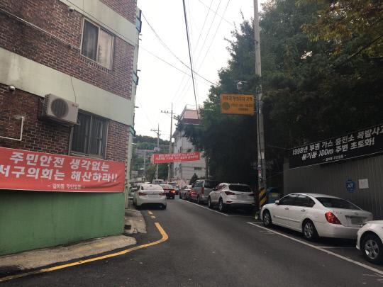 19일 대전 서구 갈마1동의 한 골목길에 가스충전소 설치 및 관련 조례 개정에 반대하는 현수막들이 걸려있다. 박영문 기자

