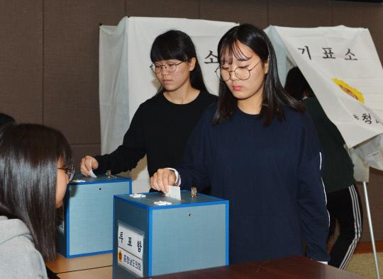 지난 20일 충남도의회에서 진행된 `청소년 의회교실`에서 예산여중 학생들이 투표 체험을 하고 있다. 사진=충남도의회 제공
