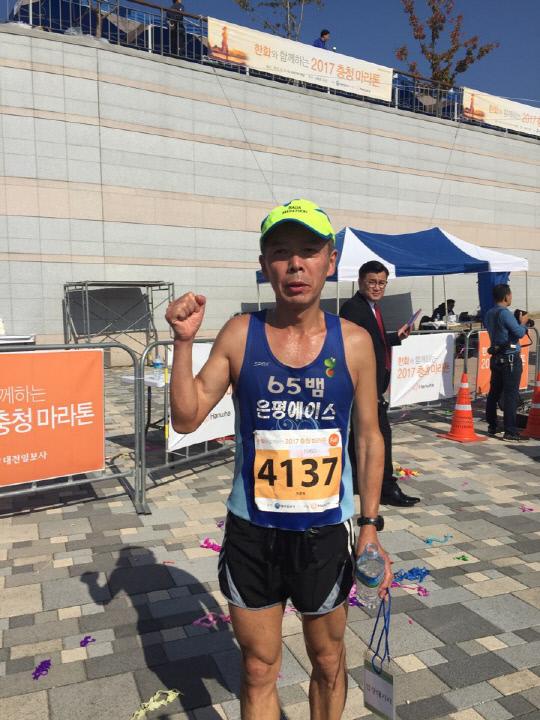 2017 충청마라톤대회 남자 풀코스우승자인 이준재(52)씨가 우승 후 포즈를 취하고 있다. 사진 =주예지기자
