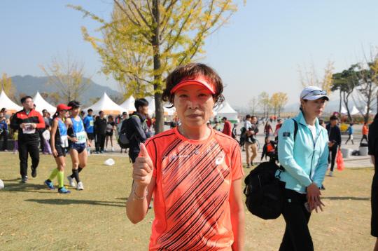 2017 충청마라톤대회 하프코스 여자부 우승자인 문기숙(60)씨가 우승 후 포즈를 취하고 있다. 사진 = 김대욱 기자 
