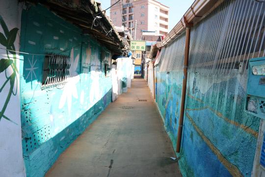 천안 `미나릿길` 골목길에서는 여러 벽화를 만날 수 있다. 사진=윤평호 기자
