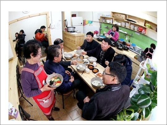 전주 노송밥마을 협동조합 회원들이 비빔밥을 만들고 있다.
사진=대전시 제공
