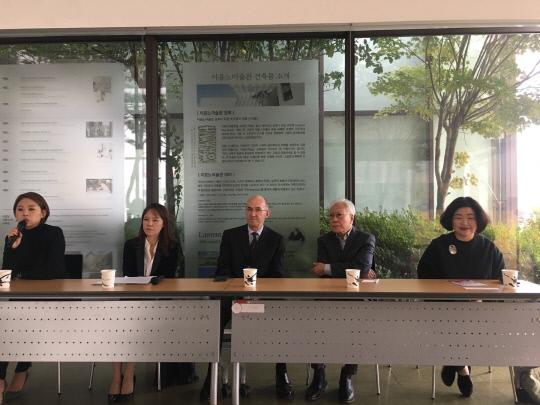 `장 폴 아고스티& 이융세` 전시가 이응노미술관에서 지난 27일 개막했다. 장 폴 아고스티(가운데)와 이융세(오른쪽에서 두 번째) 화백이 기자회견에서 전시에 대한 설명을 하고 있다. 강은선 기자
