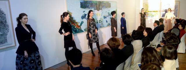 대전에서 처음 시도되는 미술관 패션쇼가 30일 이응노미술관에서 `따뜻한 사랑의 포용`이라는 주제로 열린 가운데 모델들이 이영주 콜렉션 F·W를 선보이고 있다. 신호철 기자