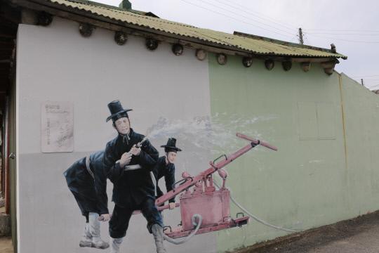 `공세리 마을 이야기`라는 골목길에 그려져 있는 벽화. 사진=황진현 기자
