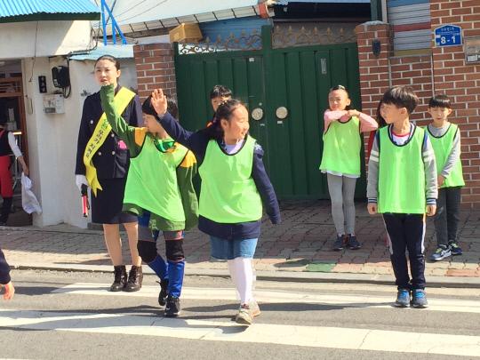 부춘초등학교 학생들이 `선생님과 걸어보는 횡단보도두드림교육`에 참여하고 있다. 사진=충남도교육청 제공 
