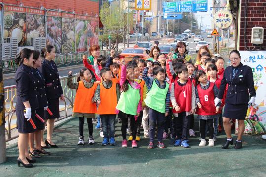 부춘초등학교 학생들이 `선생님과 걸어보는 횡단보도 두드림 교육`에 참여하고 있다. 사진=충남도교육청 제공 
