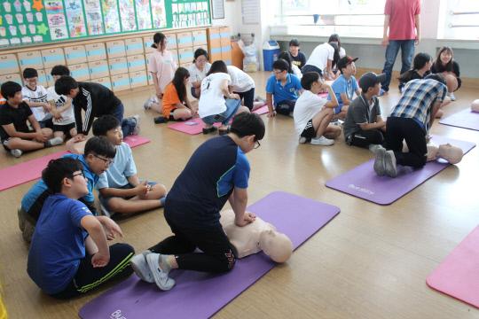부춘초등학교 6학년 학생들이 심폐소생술을 배우고 있다. 사진=충남도교육청 제공 
