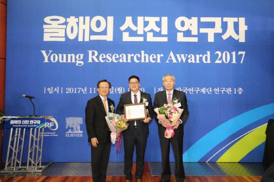 전남중(34·가운데) 화학硏 박사가 한국연구재단이 선정한 `올해의 신진 연구자` 시상식에서 기념촬영을 하고 있다.
