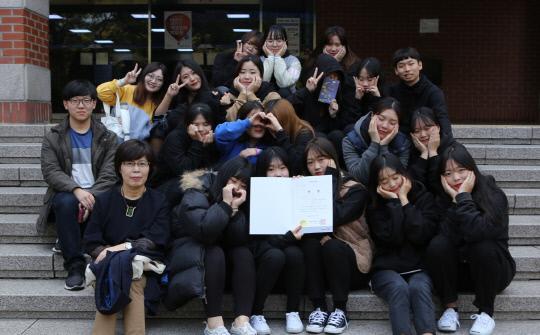 한국영상대 유아교육과 학생들이 최근 제18회 전문대학 아동극 경연대회에서 대상을 수상한 후 기념사진을 찍고 있다. 사진=한국영상대 제공
