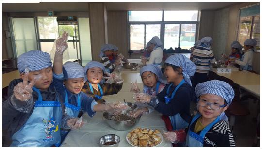 음성 남신초등학교 학생들이 지난 8일 북한 음식 만들기 체험으로 두부밥을 만들고 있다.      사진=남신초 제공
