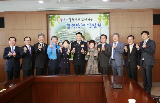 이철성(가운데) 경찰청장이 9일 대전지방경찰청을 방문해 현장직원들과 기념사진을 촬영하고 있다. 사진=대전지방경찰청 제공
