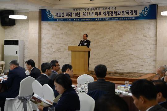 박희원 대전상공회의소 회장이 9일 대전 유성호텔에서 열린 대전경제포럼에서 포럼 출범 이후 역사를 이야기하고 있다. 정재훈 기자
