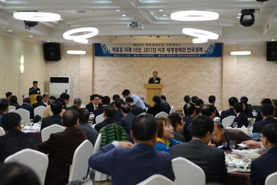 박희원 대전상공회의소 회장이 9일 대전 유성호텔에서 열린 제200차 대전경제포럼에서 참석한 경제인들에게 감사 인사를 전하고 있다. 정재훈 기자
