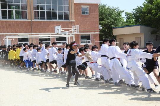 성덕중 학생들이 체육대회에서 줄다리기를 하고 있다. 사진=대전시교육청 제공
