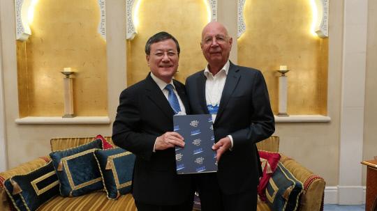 신성철 KAIST 총장(왼쪽)과 클라우스 슈밥 세계경제포럼 의장(오른쪽)이 두바이에서 열린 `글로벌미래협의회 2017` 현장에서 기념사진을 찍고 있다. 사진=KAIST 제공
