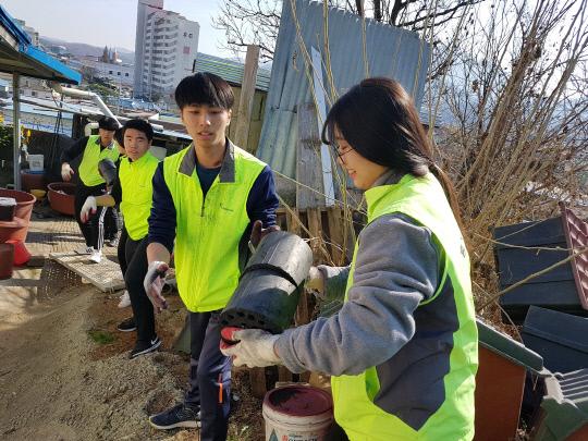 지난 12일 홍성고등학교 2학년 학생들과 선생님들이 지역 내 연탄 배달이 어려운 주택가를 찾아 `사랑의 연탄 배달` 봉사활동을 폈다. 사진=홍성군 제공 
