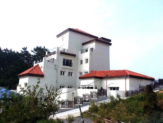 서천군 서면 마량포구에 위치한 한국최초성경전래지 기념공원의 야경 모습 사진=서천군 제공
